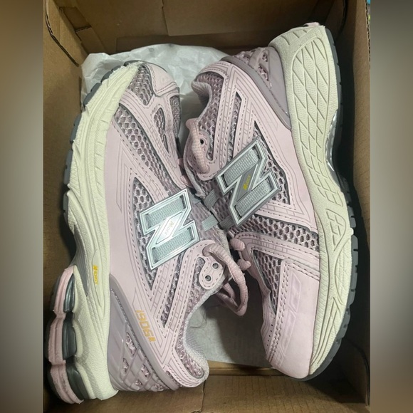 Little Girl New Balance (12c) Light Pink and Gray - Picture 1 of 2